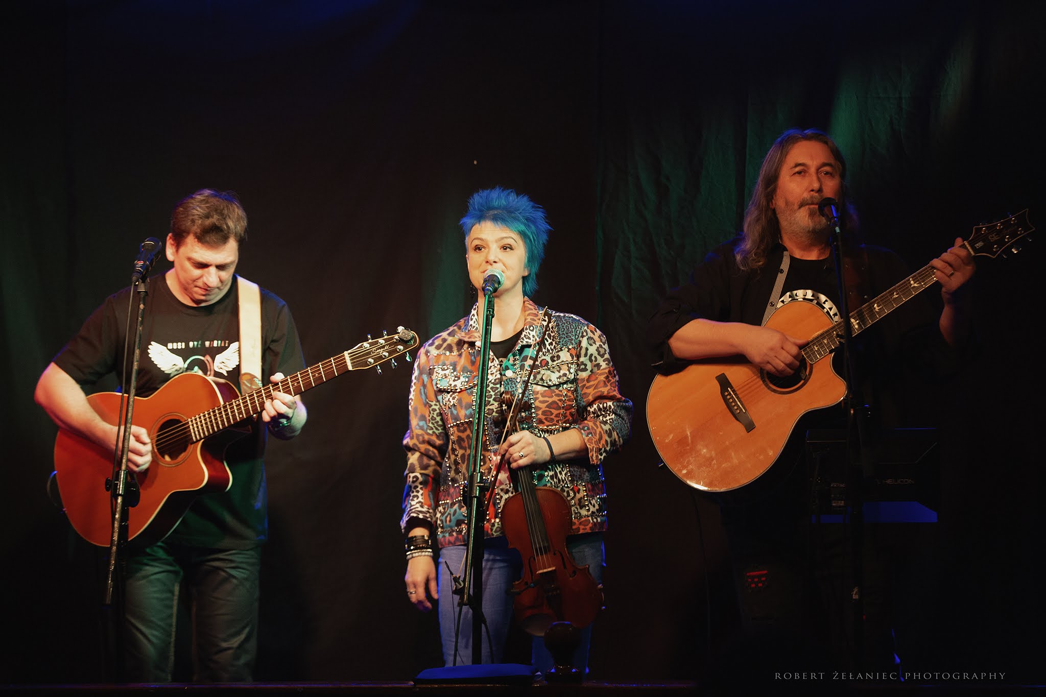 Trio artystów na scenie podczas jubileuszu w Gnieździe Piratów