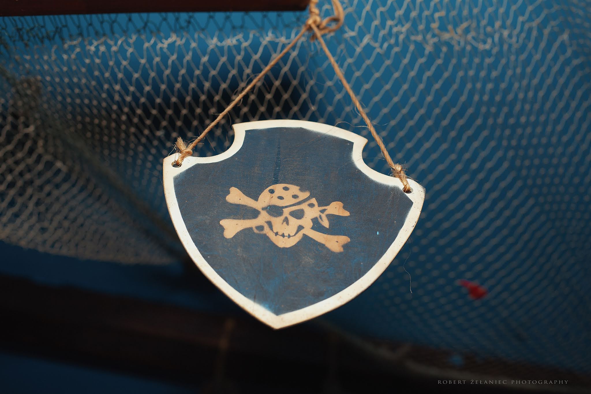 Detal pirackiego emblematu z wnętrza Gniazda Piratów