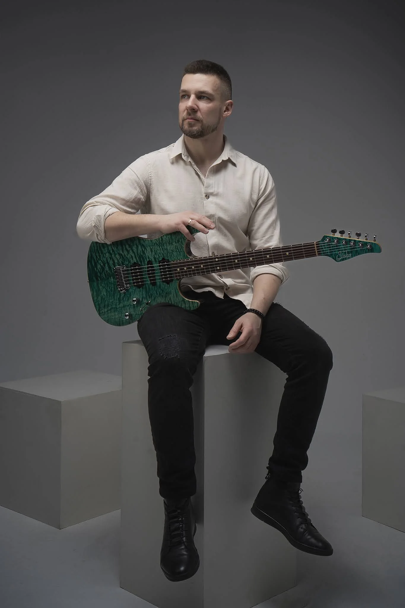 Portret gitarzysty z zieloną gitarą elektryczną podczas sesji Lublin 2026