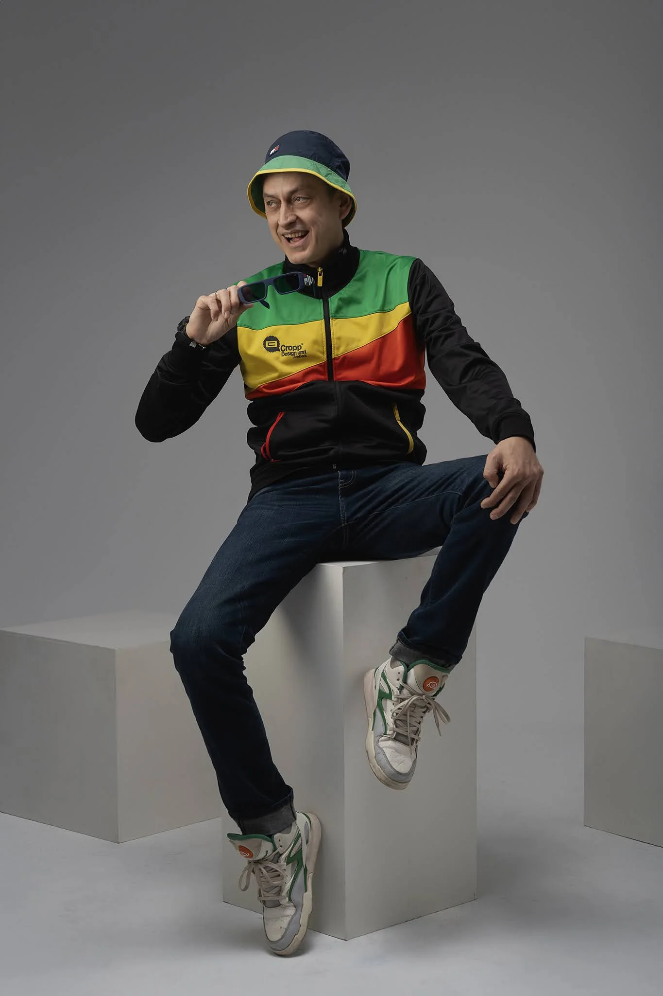Portret artysty w kolorowej bluzie podczas sesji Lublin 2026