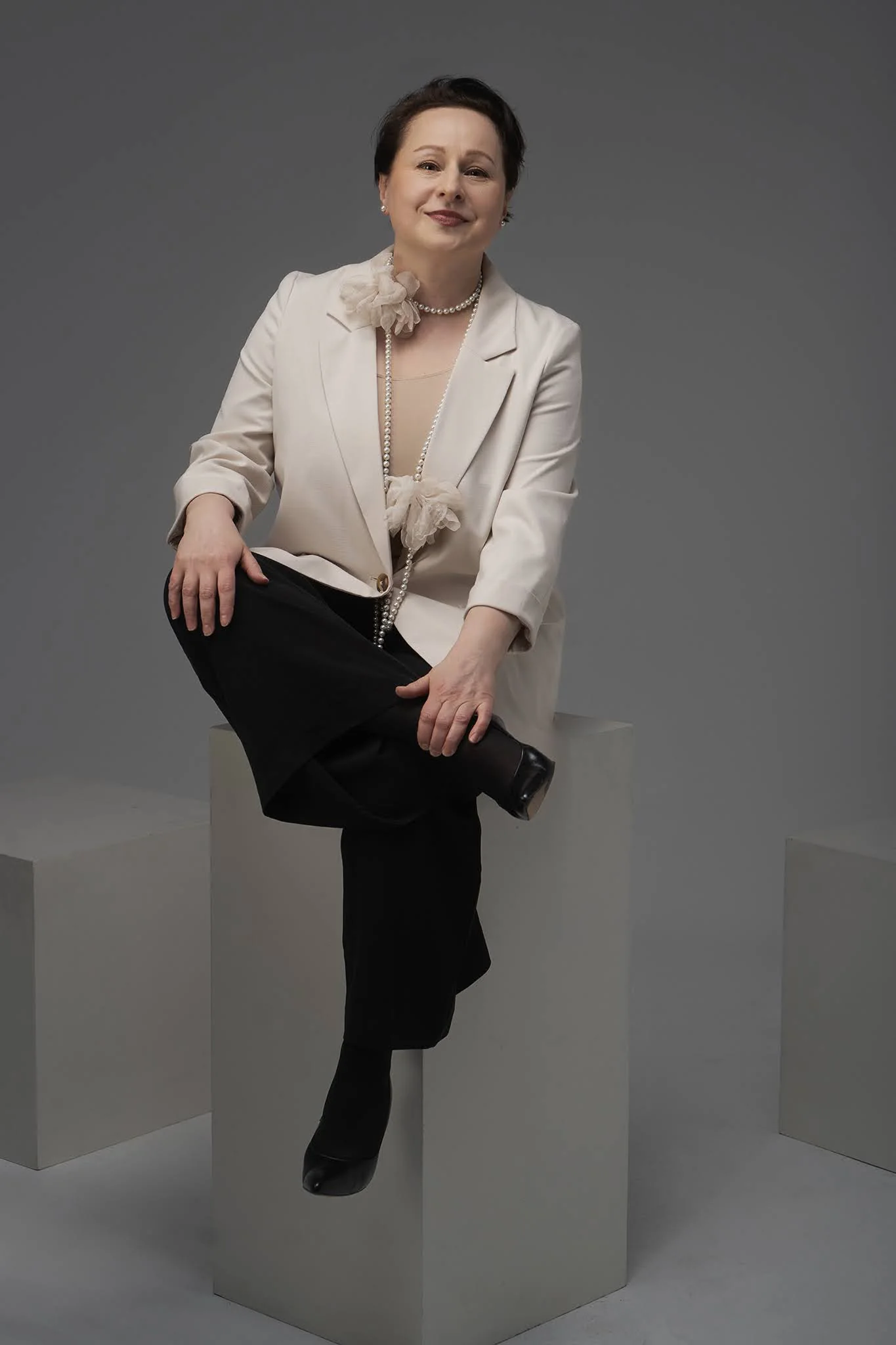 Portret artystki w jasnej marynarce podczas sesji Lublin 2026