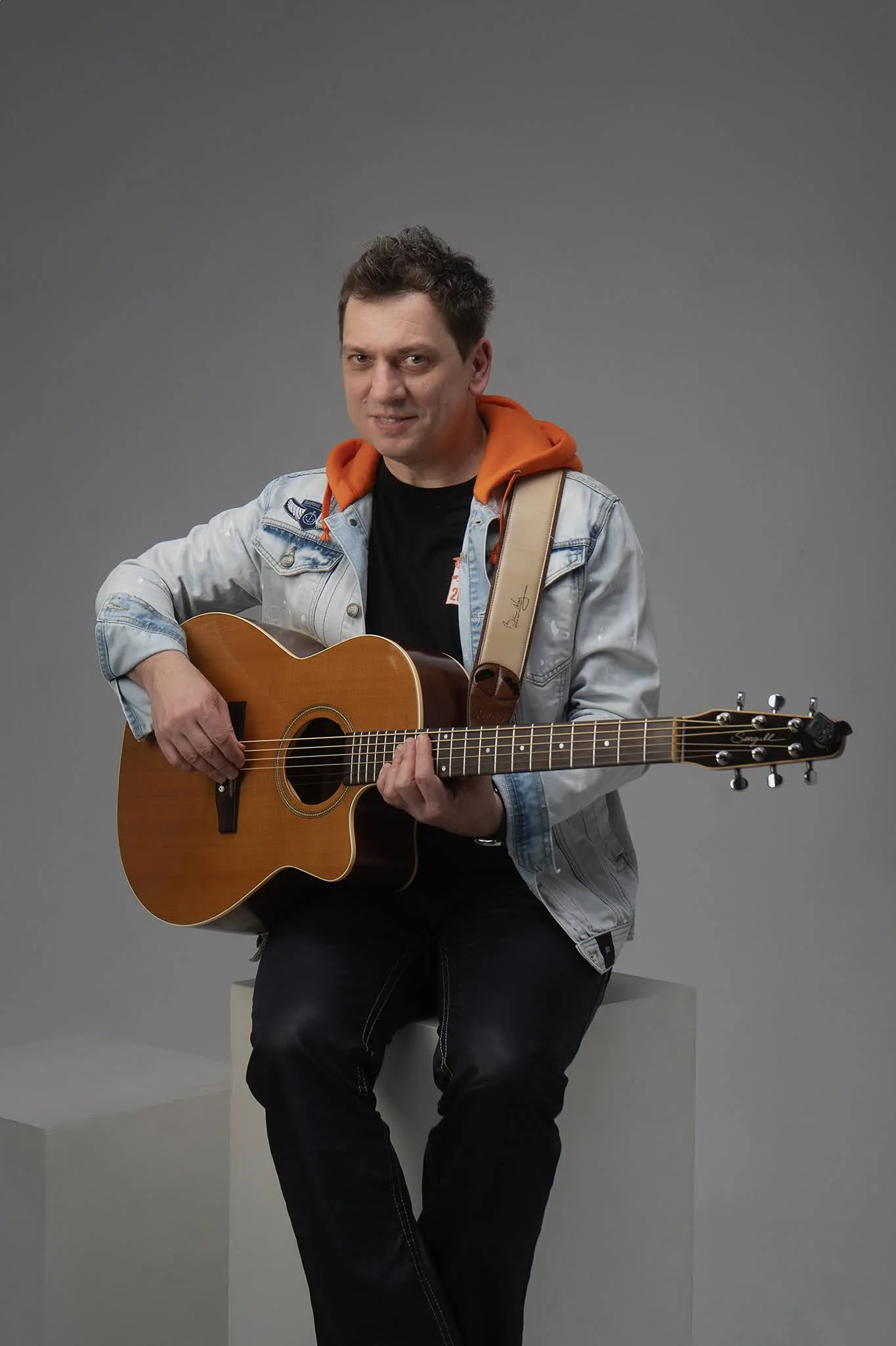 Portret gitarzysty z gitarą akustyczną podczas sesji Lublin 2026